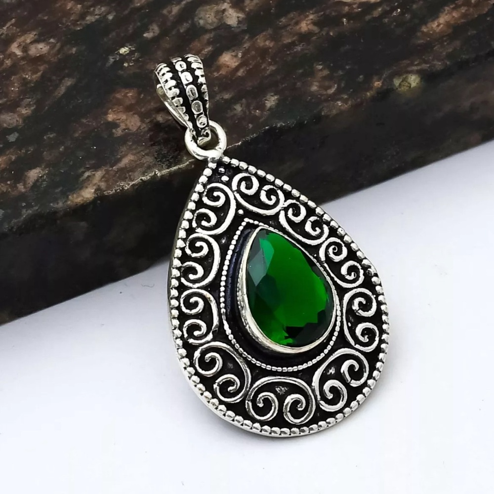 GREEN QUARTZ PENDANT